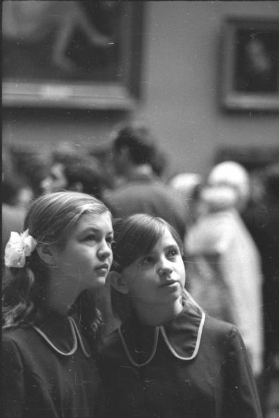 Школьницы в Третьяковской галерее, 1970-е, г. Москва. Выставка «Пойдем в музей?», видео «"Берегите галерею и будьте здоровы"» с этой фотографией.