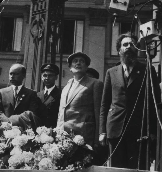 Валериан Куйбышев и Отто Шмидт на митинге, 1932 год, г. Москва. Предположительно снято в Москве.