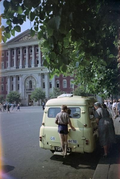 Пвтомобиль «Бэдфорд СА» на Советской площади, на фоне здания Моссовета, 1962 - 1965, г. Москва