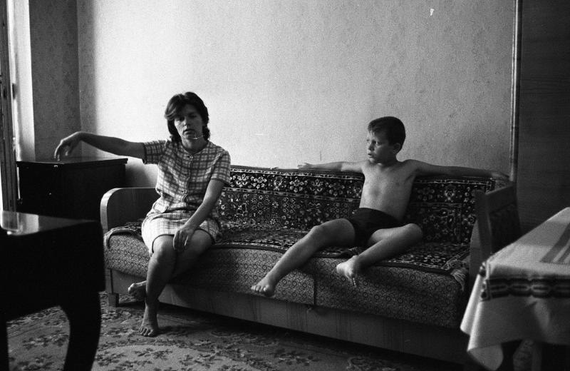Мама с сыном в комнате, 1967 год, Волгоградская обл., г. Волжский