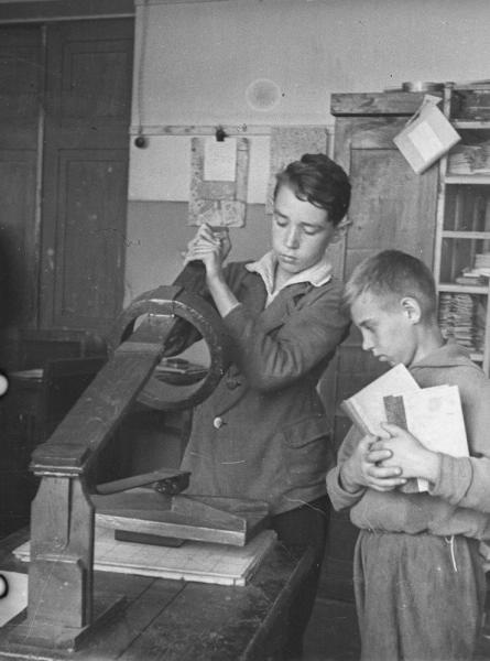 В мастерской, 1943 год