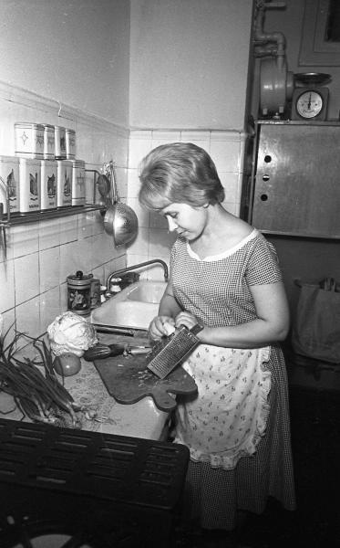 Композитор Александра Пахмутова на кухне, 1958 год, г. Москва