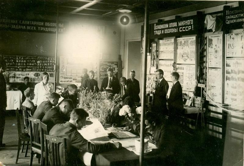 Клуб Осоавиахима, 1930-е. Видео «ОСОАВИАХИМ» с этой фотографией.