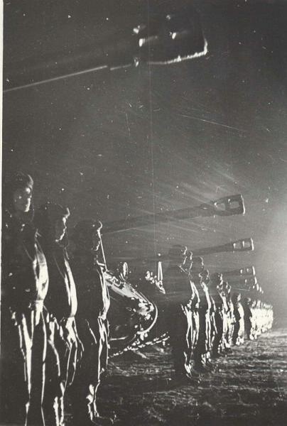 Построение перед наступлением. Курская дуга, 1943 год. Видеовыставка «Аркадий Шайхет» с этой фотографией.