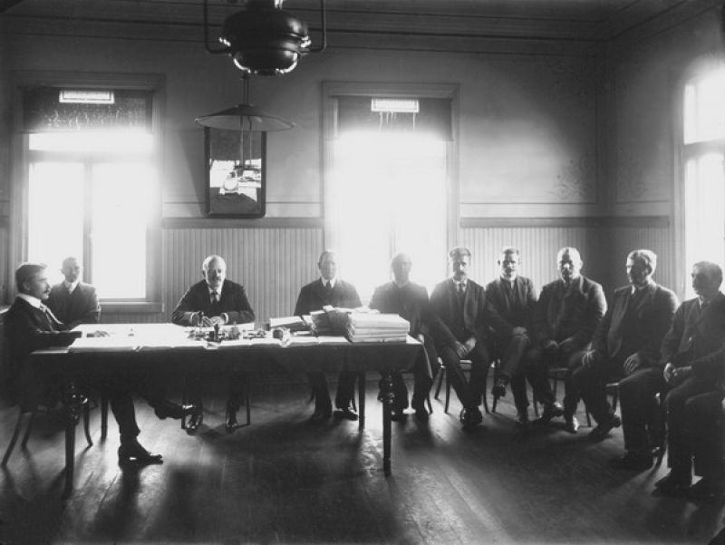 В зале заседания Судебной Коллегии города Териоки, октябрь 1909, г. Териоки. Ныне Зеленогорск (район Санкт-Петербурга).