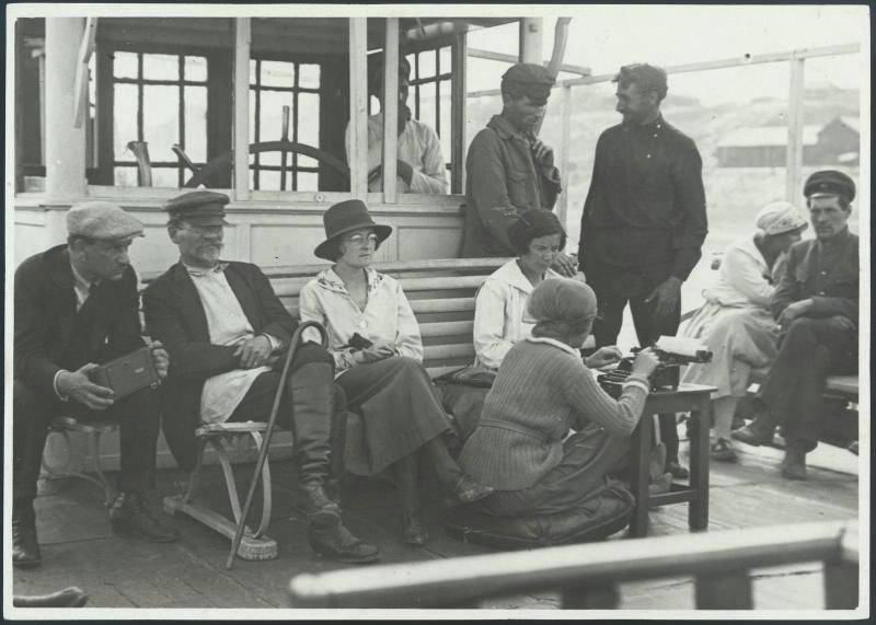 Михаил Калинин на пароходе, 1920-е. Выставки «Трость» и «По волнами» с этой фотографией. 