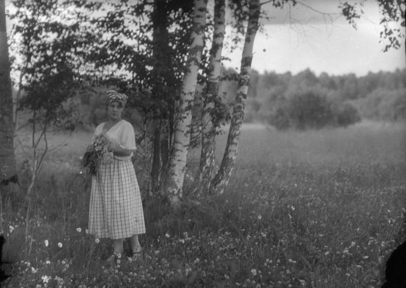 Женщина на опушке леса, 1920-е