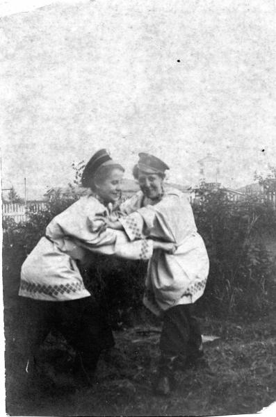 Борьба переодетых в мужской костюм женщин, 1910-е. Выставка «Поединок с холодной головой» с этой фотографией.