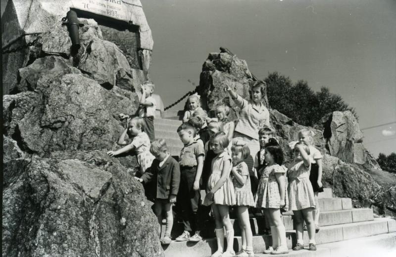 Дети около памятника «Русалка» в парке Кадриорг в Таллине, 1960 - 1965, Эстонская ССР, Таллин