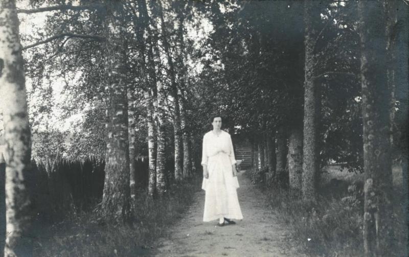 Женщина, идущая по аллее, 1910-е