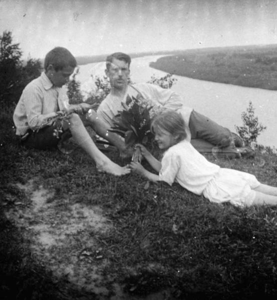 Иван Васильевич Авдонин с детьми, 1910-е, Владимирская губ., Вязниковский у., с. Станки
