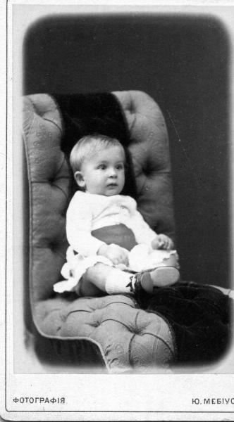 Портрет ребенка в кресле, 1900-е, г. Москва. Альбуминовая печать.