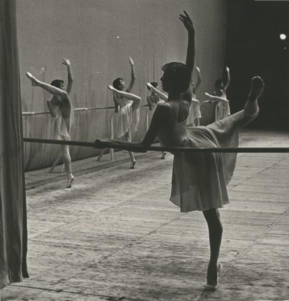 Балетный класс, 1970-е. Выставка «За кулисами балета» с этой фотографией.