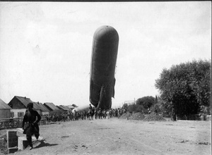 Военные маневры с применением воздушных шаров и аэростатов, 1913 год, Карсская обл.. Выставка «"На большом воздушном шаре". 15 фотографий с аэростатами» с этой фотографией.