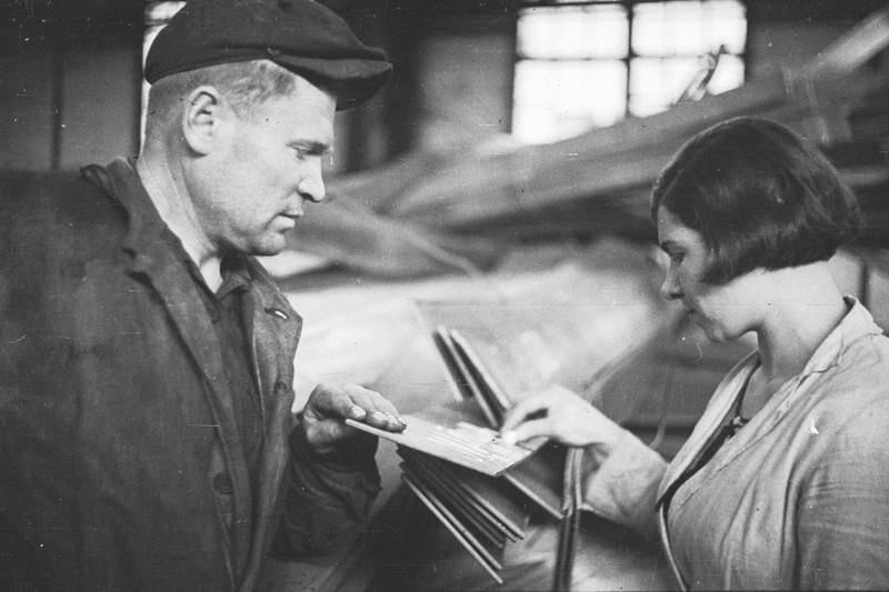 Рабочий и учетчица на складе готовой продукции, 1937 год, г. Магнитогорск