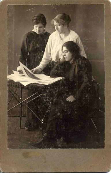 Портрет трех девушек, 1916 год, г. Иркутск