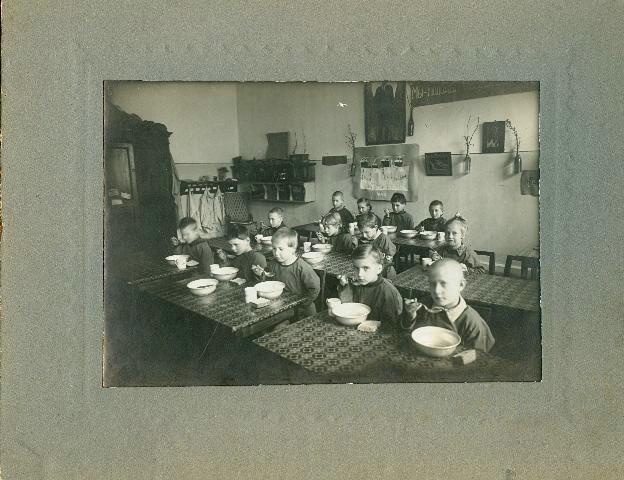 Обед в детском саду, 1920-е. Выставка «Суп насущный» с этой фотографией.