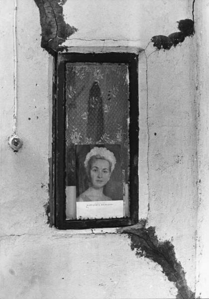 Старый двор, 1975 год. Открытка с изображением актрисы Маргариты Володиной.