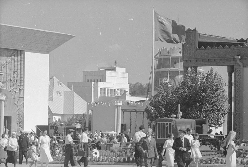 ВСХВ. Посетители выставки, 1939 год, г. Москва