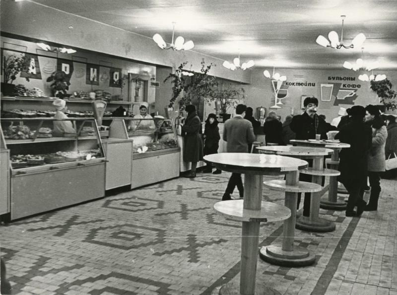 В магазине, 1965 - 1970