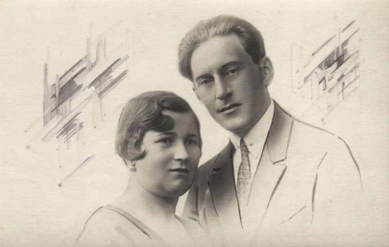 Николай Максимович Осипов с женой Лидией, 1930 год, Ивановская промышленная обл., г. Муром. В 1929 году Владимирский край вошёл в состав Ивановской промышленной области, с 1936 года – в Ивановскую область. В 1944 году была образована Владимирская область.
