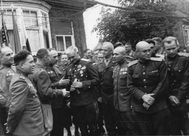 Встреча на Эльбе, 26 апреля 1945, Германия, г. Торгау. Видеовыставка «Встреча на Эльбе» с этой фотографией.