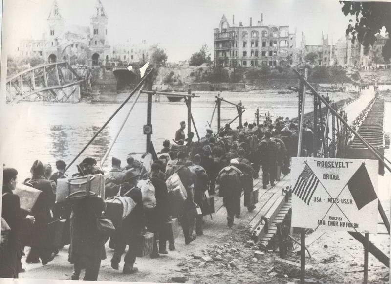 Английские солдаты и мирные жители Франции, освобожденные советскими войсками, идут на запад, 1945 год. Видео «Керенский. Навсегда виноватый» с этой фотографией.
