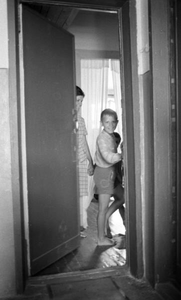 Мама и сын в дверях квартиры, 1967 год, Волгоградская обл., г. Волжский