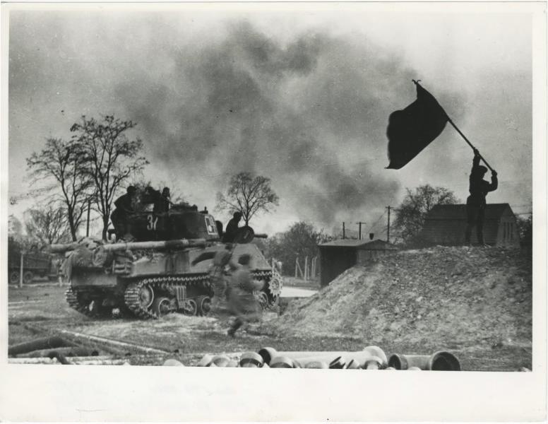 Первый красный флаг на окраине Берлина, 21 апреля 1945, Германия, г. Берлин. Выставка «20 лучших фотографий Виктора Темина» и&nbsp;«Бои за Берлин» с этой фотография.