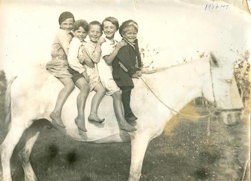 Дети на лошади, 1937 год