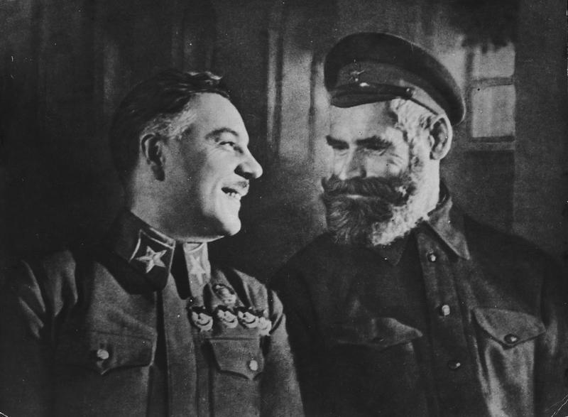 Климент Ворошилов с казаком, ноябрь 1936. Видео «Эммануил Евзерихин» с этой фотографией.