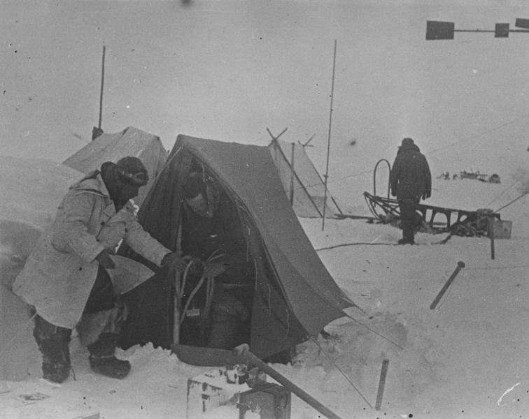 Северный полюс, 6 июня 1937 - 19 февраля 1938, Северный полюс. Высадка экспедиции на лед была выполнена 21 мая 1937 года. Официальное открытие дрейфующей станции «Северный полюс-1» состоялось 6 июня 1937 года.Видео «Гениальный радист и "дедушка советского радиолюбительства" Эрнст Кренкель» с этой фотографией.