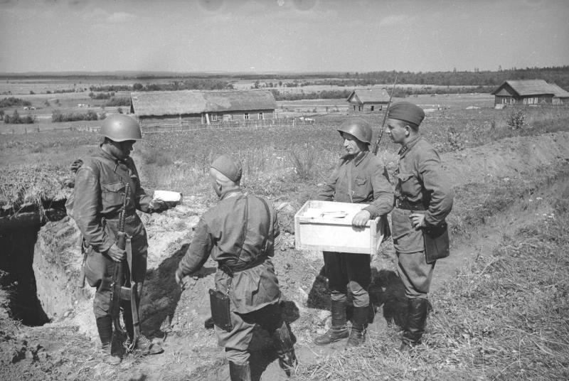 Четверо военных у входа в блиндаж. «Подарки фронту», 1941 - 1943