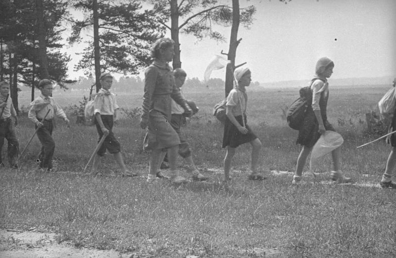 Пионерский отряд в походе, 1943 год