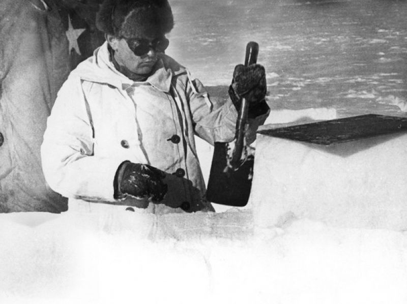 Петр Ширшов за сооружением снежной кухни у жилой палатки на станции «Северный Полюс-1», май 1937
