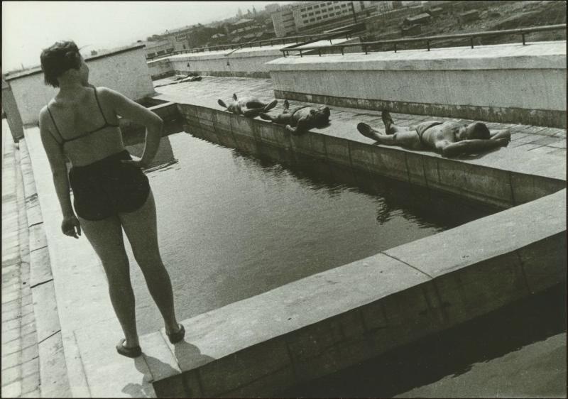 «Солнцепоклонники», 1932 год, г. Москва. Из серии «Студенческий городок Лефортово». На крыше общежития.Выставка «Бассейн» с этим снимком.&nbsp;