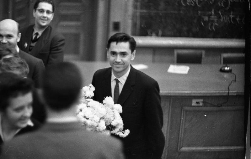 Ученый с букетом цветов (защита диссертации), 1963 - 1964, г. Москва