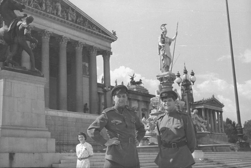 Советские корреспонденты «Комсомольской правды» Иван Шагин и Сергей Крушинский у фонтана перед зданием парламента, 15 апреля 1945 - 31 августа 1945, Австрия, г. Вена