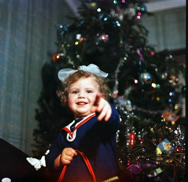 Девочка около новогодней елки, 1960-е. Выставка&nbsp;«Пять минут истории: Советский Новогодний Союз» с этой фотографией.