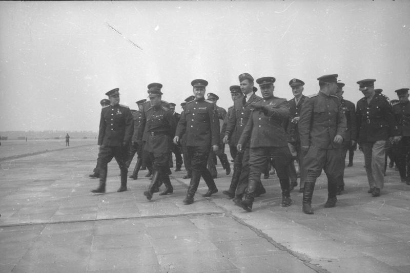 Советские военачальники и представители войск союзников на аэродроме, 8 мая 1945, Германия, г. Берлин