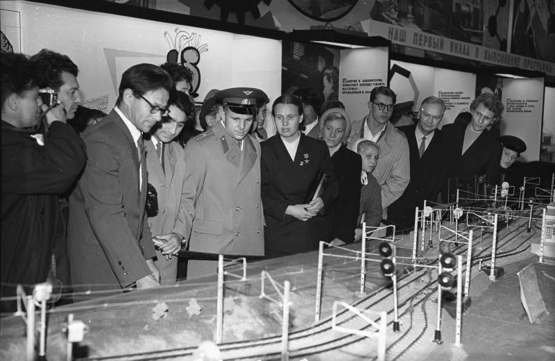 Юрий Гагарин в павильоне ВДНХ, 23 октября 1961, г. Москва, ВДНХ. Авторство снимка приписывается Мартынову.