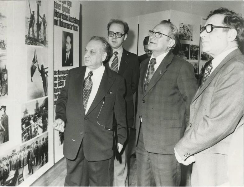 Виктор Темин на персональной фотовыставке в Доме германо-советской дружбы, 1 января 1980 - 31 января 1987, ГДР, г. Берлин