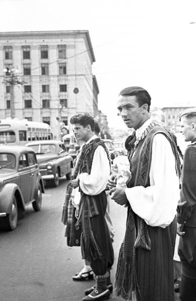 VI Всемирный фестиваль молодежи и студентов. Гости фестиваля, 28 июля 1957 - 11 августа 1957, г. Москва. Ныне Триумфальная площадь.