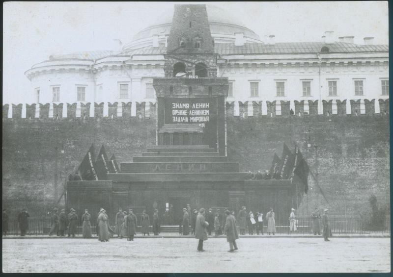 У Мавзолея Ленина на Красной площади, 27 мая 1924 - 31 декабря 1928, г. Москва, Красная пл.. Видеовыставка «Смерть Ленина» с этой фотографией.