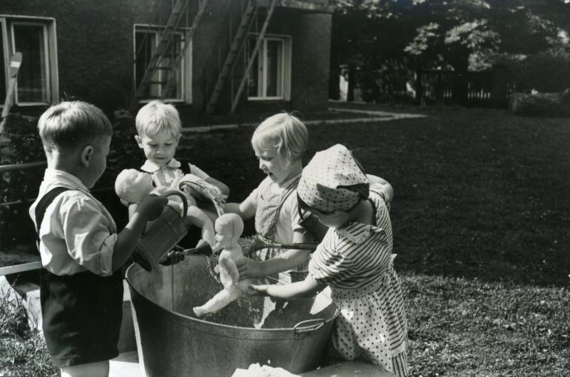 Детские игры, 1960 - 1965. Выставка «Игра длиной в полвека» с этой фотографией.