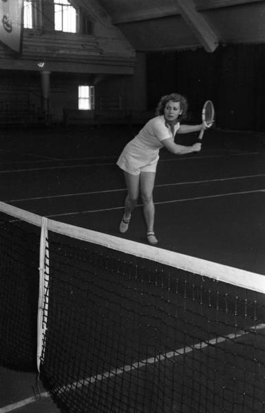 Лидия Смирнова играет в большой теннис, 1956 - 1958, г. Москва. Выставка «Я играю в теннис» и видео «Лидия Смирнова. Эпизод из жизни» с этой фотографией.