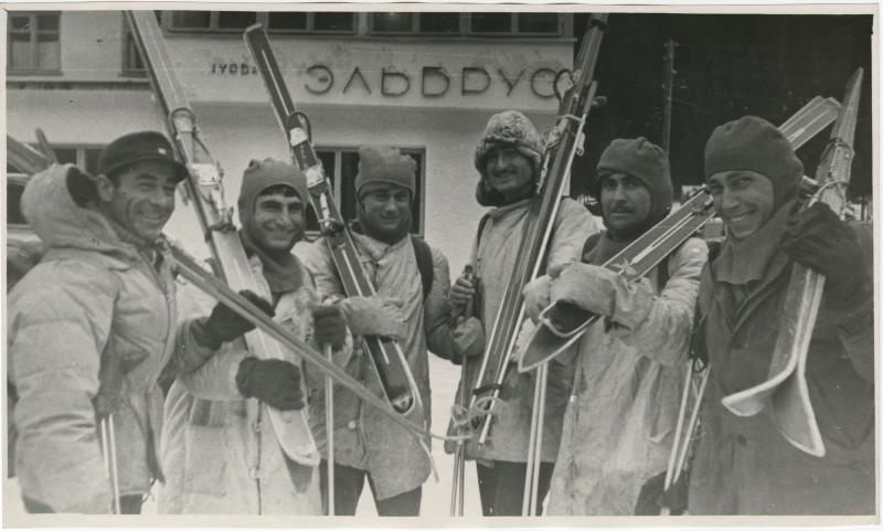 Лыжники у турбазы «Эльбрус», 1950-е