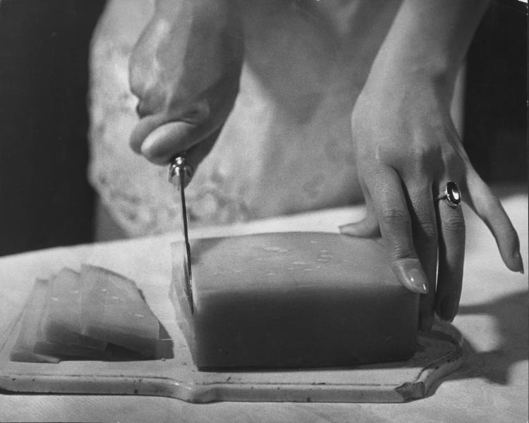 «Перед завтраком», 1957 год, г. Москва. Выставки&nbsp;«Bon appetit!»,&nbsp;«Двигатели торговли»,&nbsp;«Food фотография»&nbsp;и «СССР в 1957 году» с этой фотографией.