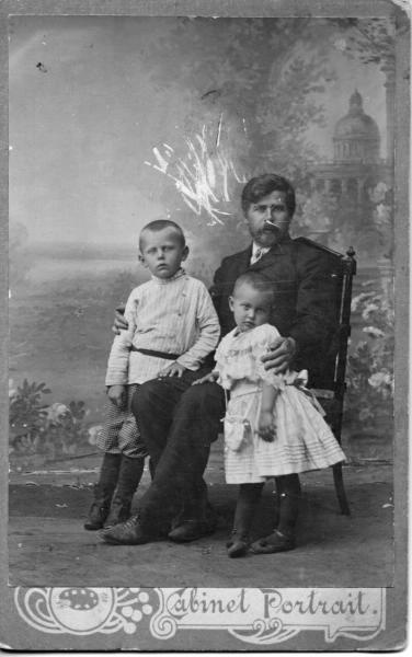Мужчина с двумя детьми, 1905 год, Тургайская обл., Кустанайский у., г. Кустанай
