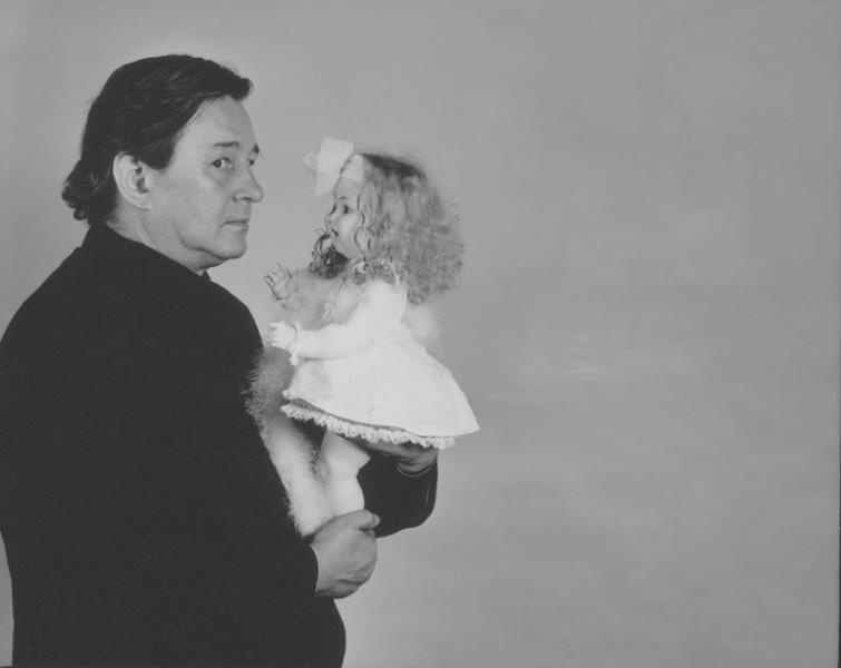 Роман Виктюк с куклой, 1992 год, г. Москва. Выставка «"Студия 50А"» с этой фотографией.